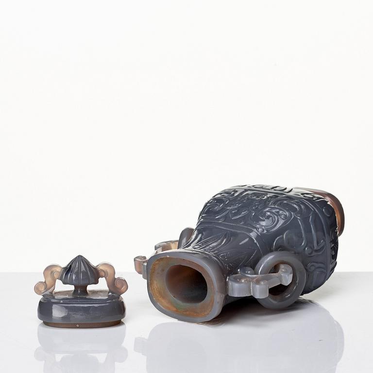 Vas med lock, möjligen agat. Kina, 1900-tal.