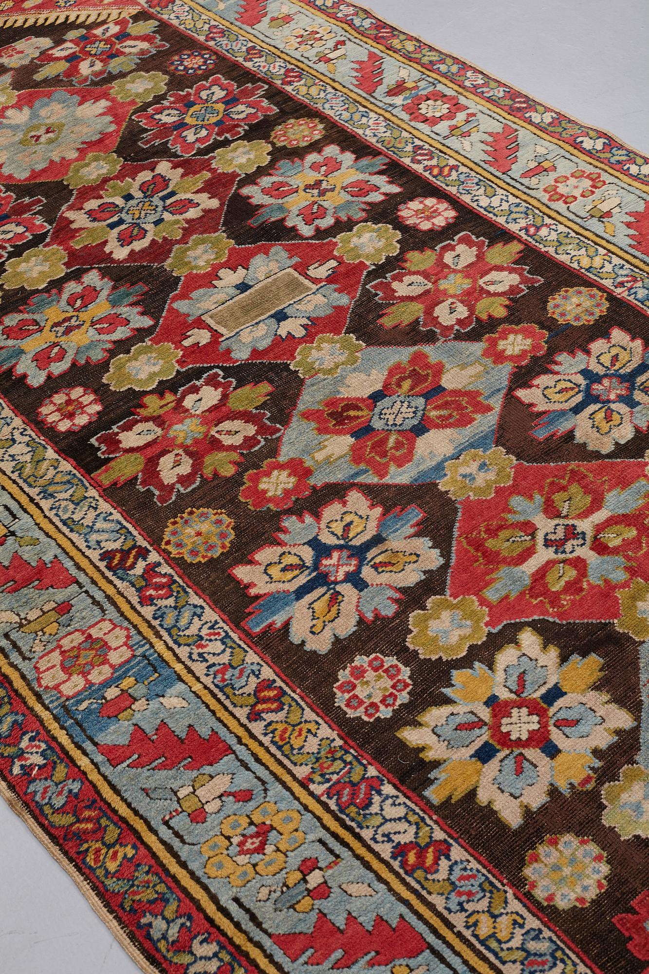 MATTA, antik Karabagh kelly, omkring 1870-1890, ca 330 x 157 cm (samt en kortsida med 1-3 cm slätväv).