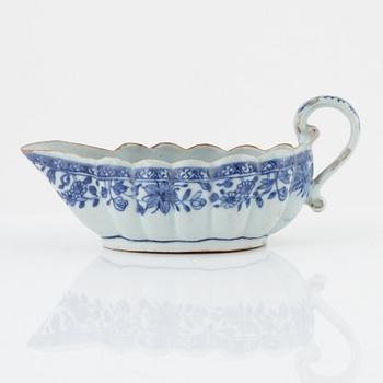 A blue and white porcelain sauce boat, China, Qing dynasty, Qianlong (1736-95).