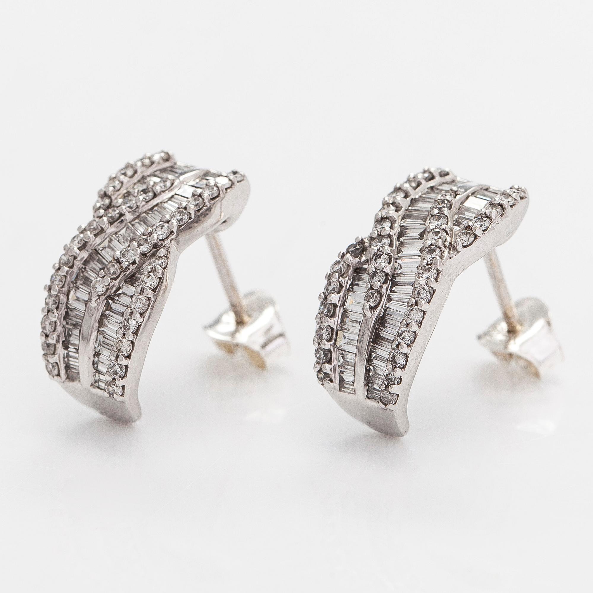A pair of 18K white gold earrings with diamonds ca. 1.68 ct in total.