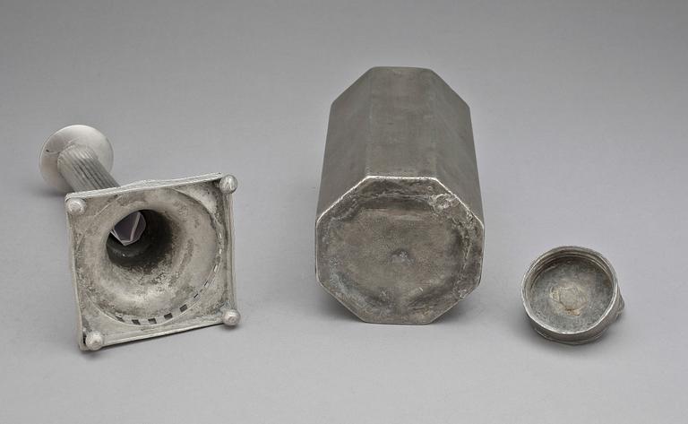 PARTI TENN, 2 delar, prismaflaska samt ljusstake, 1700/1800-tal.