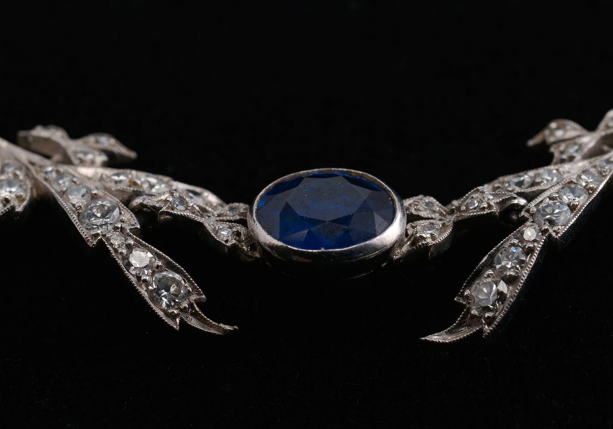 COLLIER, 8/8 slipade diamanter ca 0.90 ct. Safirer ca 5.00 ct. Platina. H. Grün Helsingfors 1938. Vikt 12,2 g.