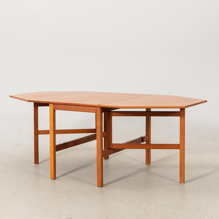 Drop-leaf table, second half of the 20th century.