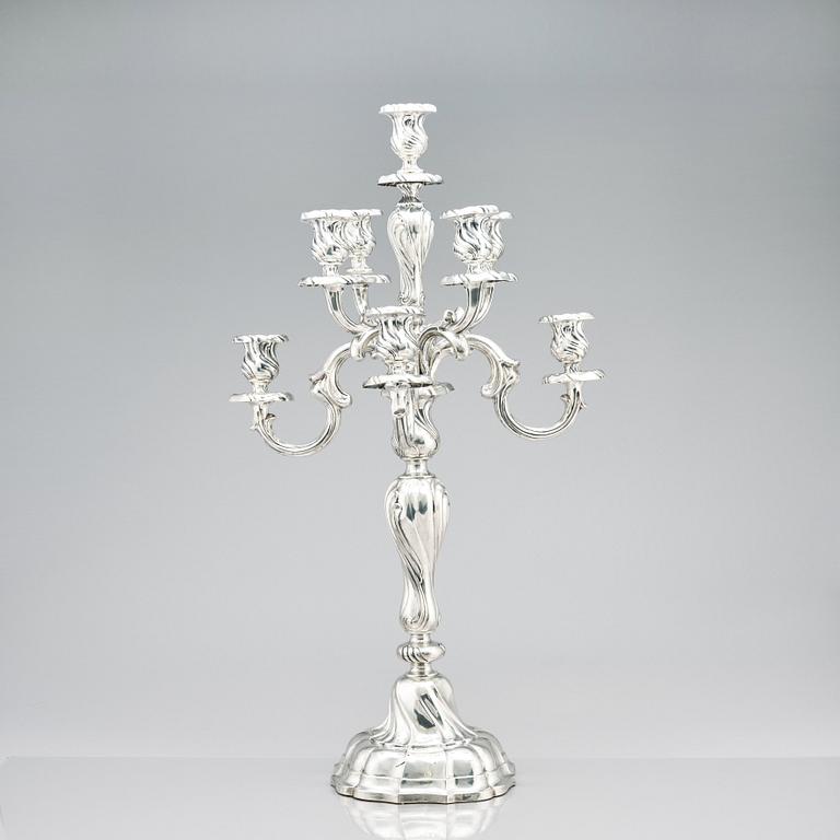 Hermann Julius Wilm, kandelabrar, silver 750, ett par, Louis XV-stil, Berlin, omkring år 1900.