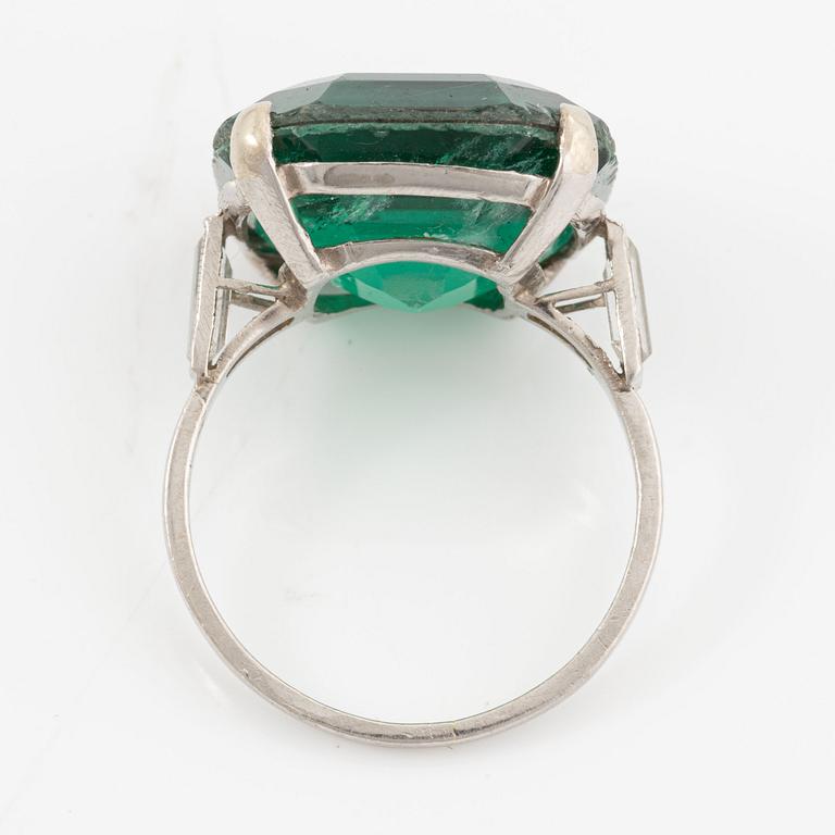 Ring, cocktailring, platina med syntetisk smaragd och baguetteslipade diamanter, troligen ca 1960-tal.