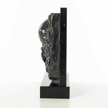 Gudmar Olovson, relief/skulptur. Signerad. Numrerad. Gjutarstämpel. Brons, total höjd 29 cm, längd 24 cm.