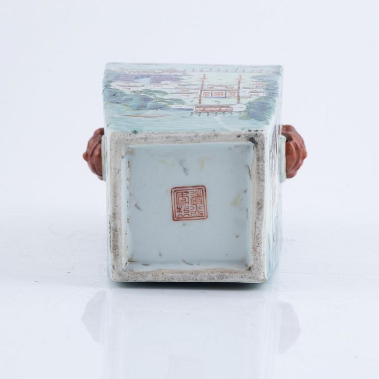 A Chinese famille rose vase, Qing dynasty.