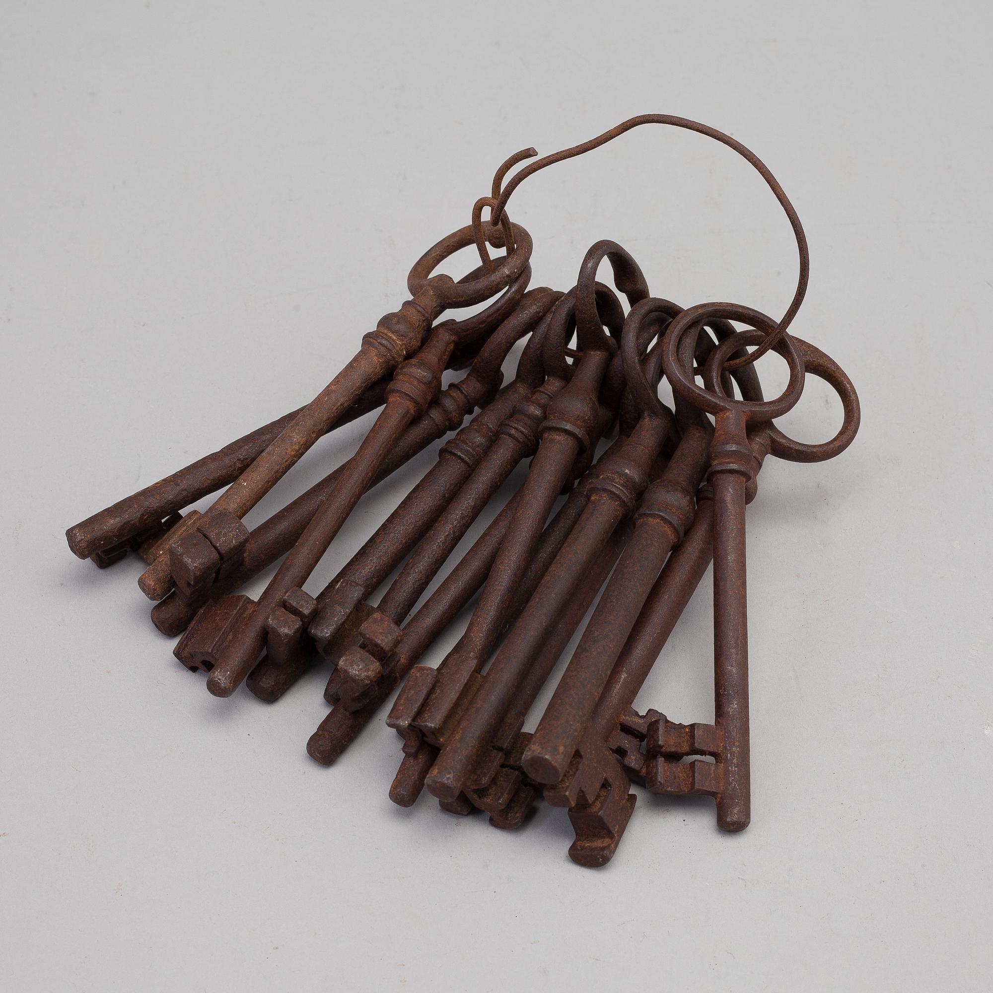 A COLLECTION OF 14 CAST IRON KEYS, 18th century. - Bukowskis