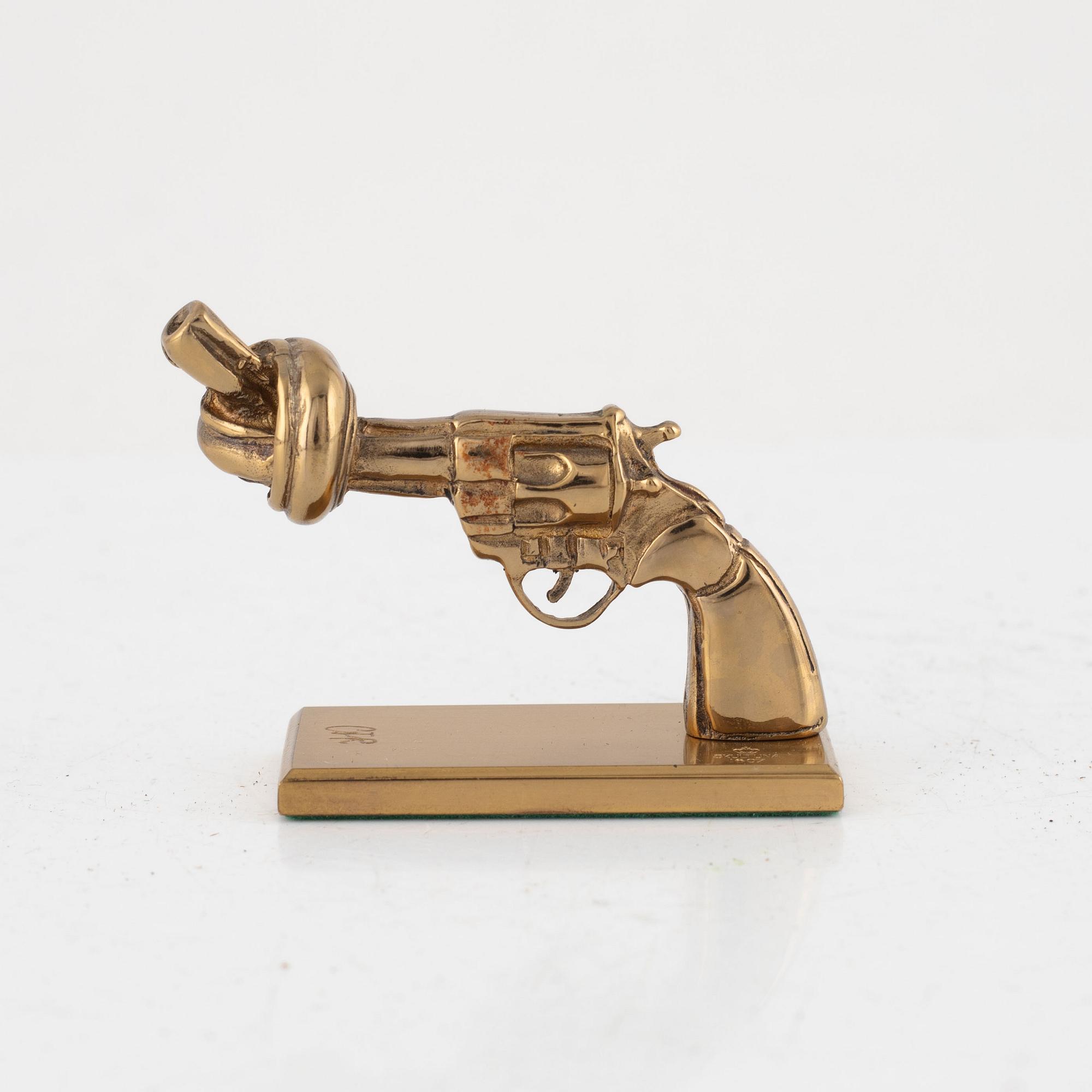 Carl Fredrik Reuterswärd, skulptur, "Non violence", Skultuna.