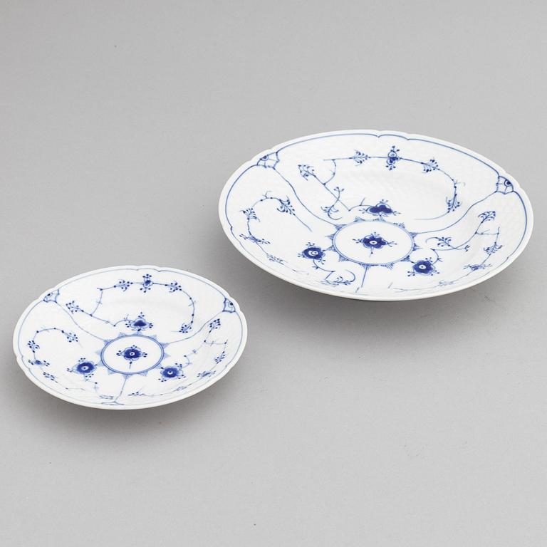 A 81 piece dinner service, "Musselmalet", Bing & Grøndahl.