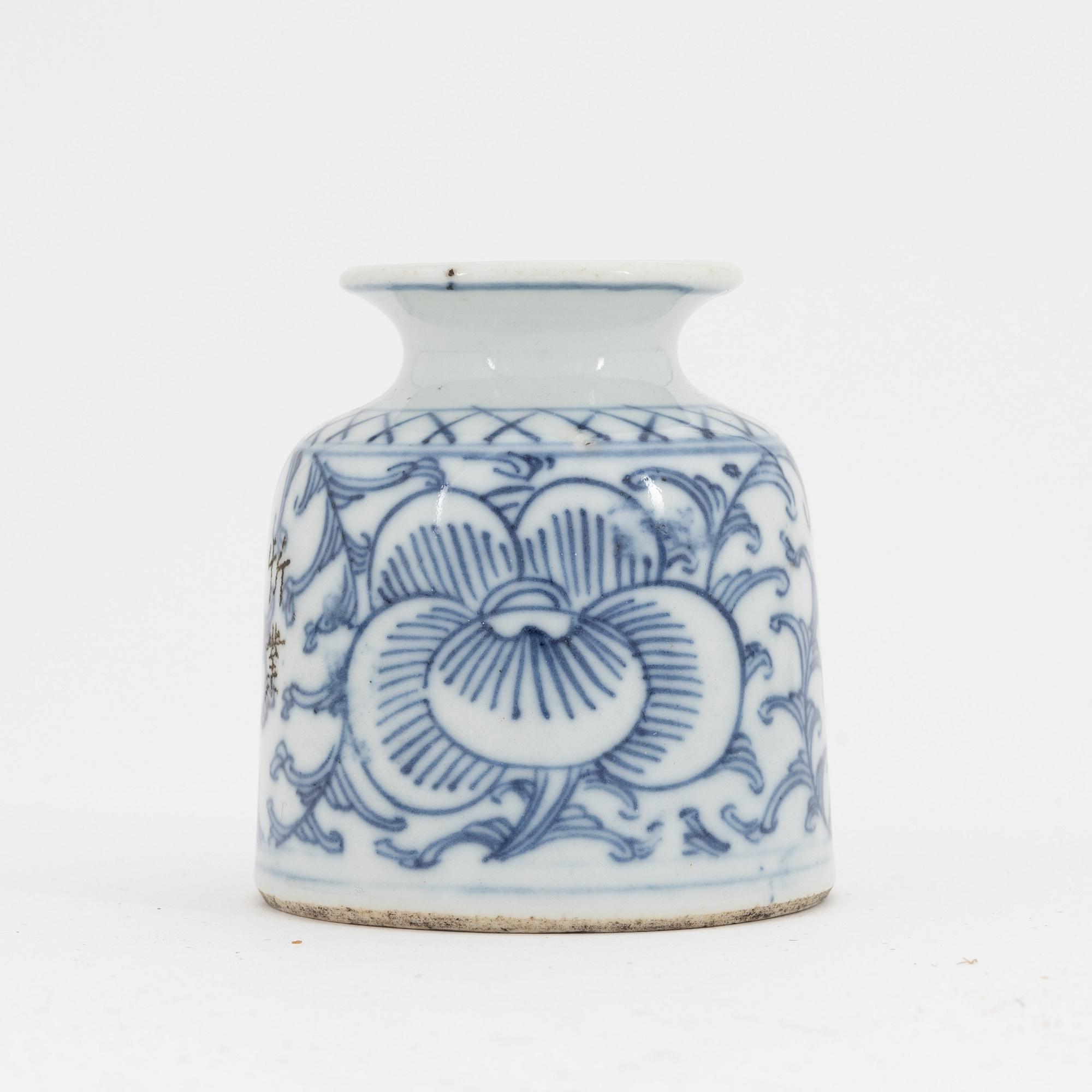 Fat, 12 stycken, samt bläckflaska, porslin, Kina, sen Qingdynasti, sent 1800-tal eller omkring år 1900.