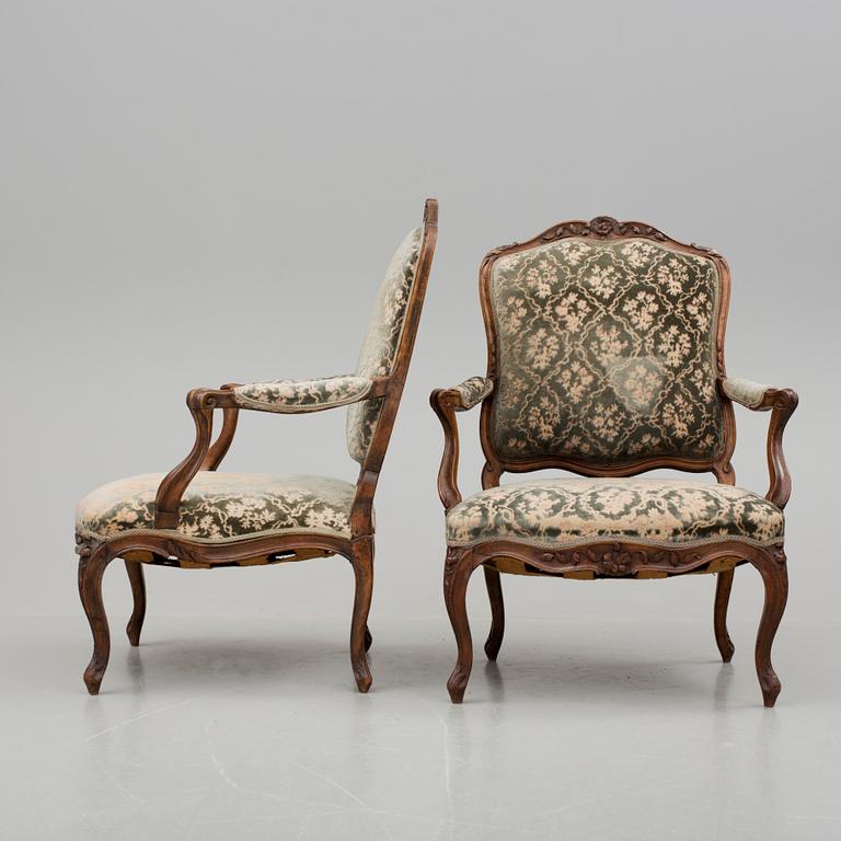 FÅTÖLJER, ett par, rokokostil. 1800-tal.