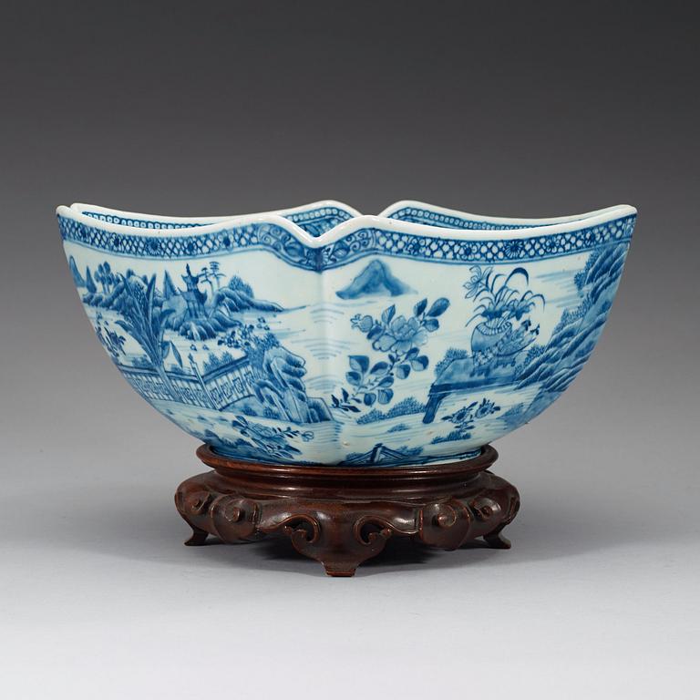 A blue and white square bowl, Qing dynasty, Qianlong (1736-95).