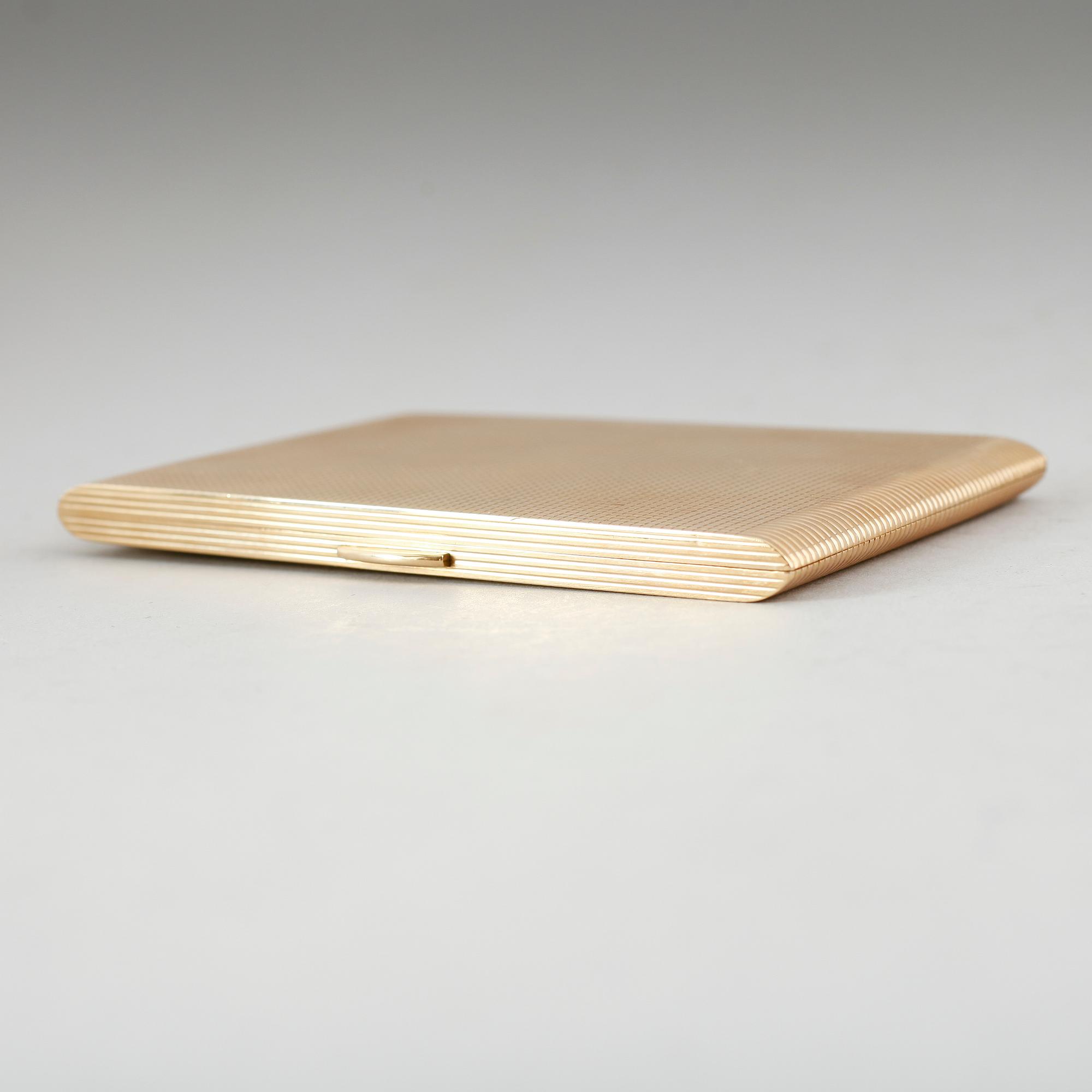 CIGARETTETUI, 9 k guld. Vikt ca 189 gram.