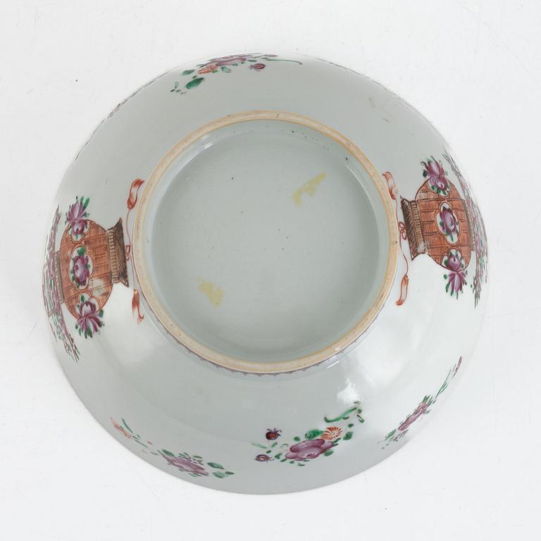 A Chinese porcelain bowl, Qing dynasty, Qianlong (1736-95).