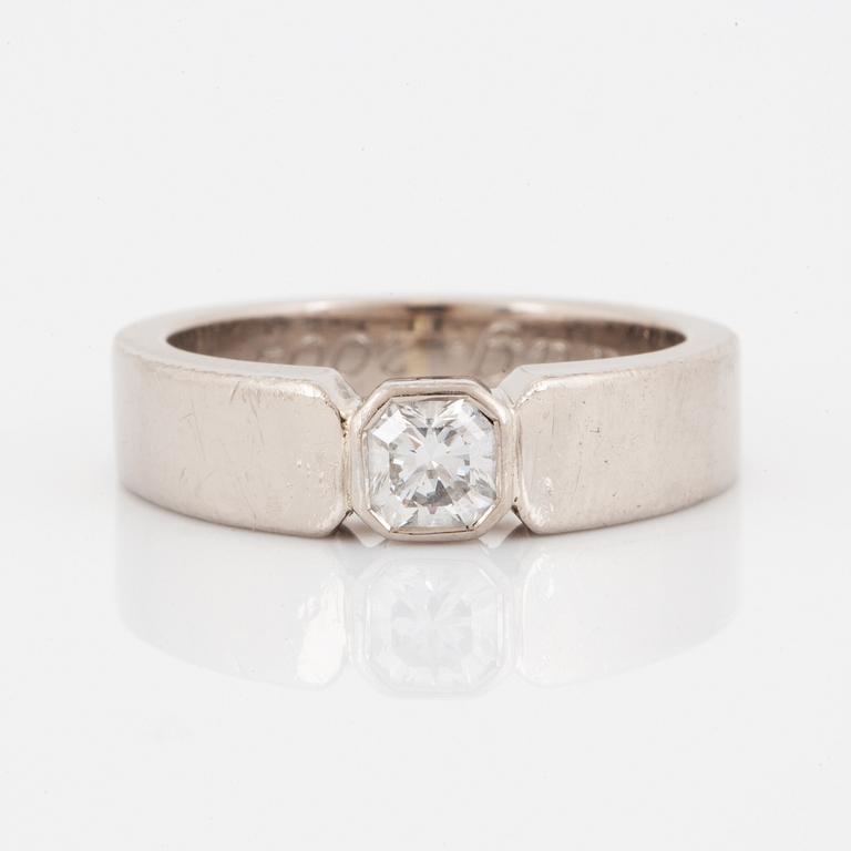 Flander-cut diamond ring.