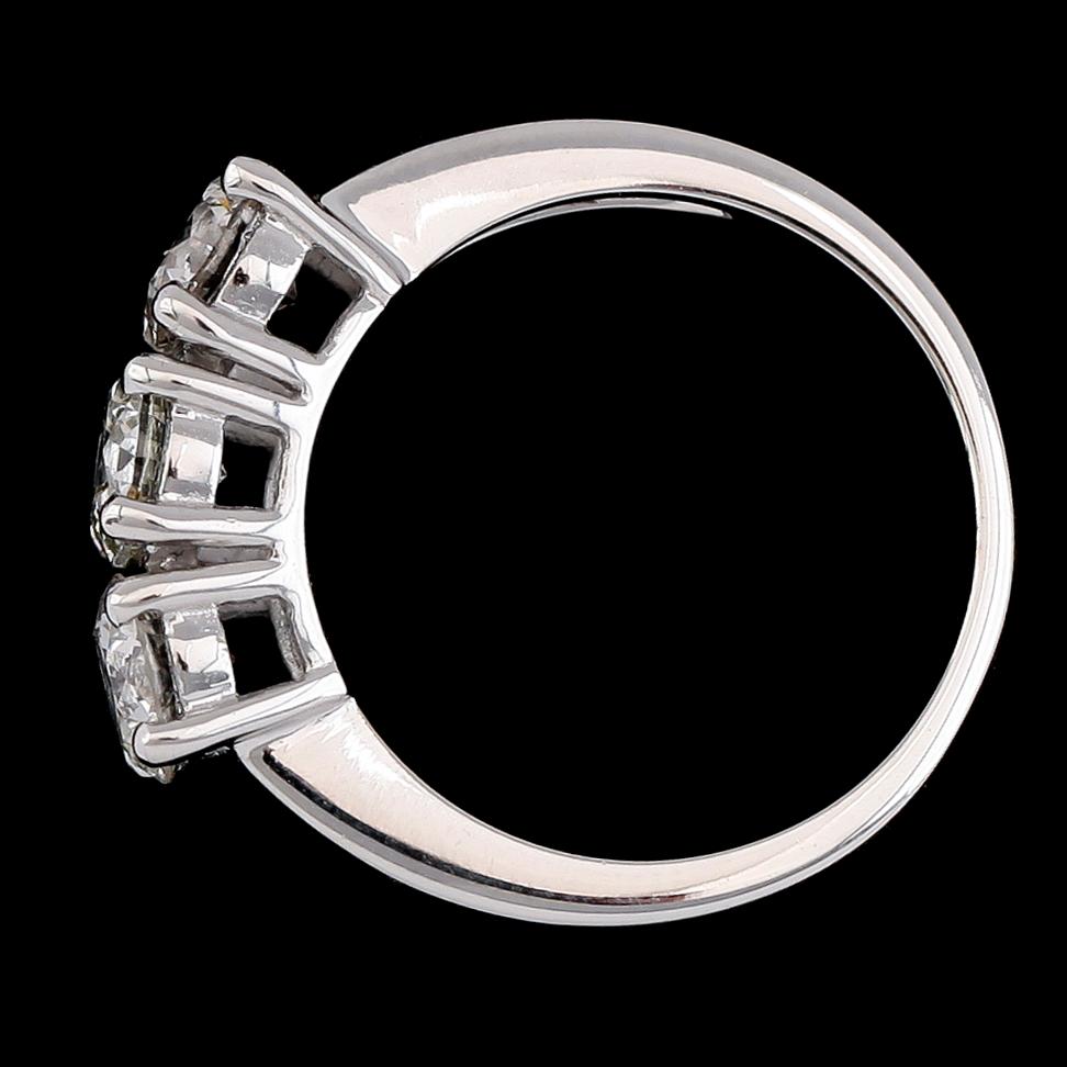 RING, 18K vitguld, briljantslipade diamanter tot ca 2.14 ct. Vikt ca 6 g.