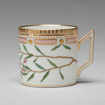 KAFFEKOPPAR med FAT, åtta stycken, porslin. "Flora Danica", Royal Copenhagen, Danmark.