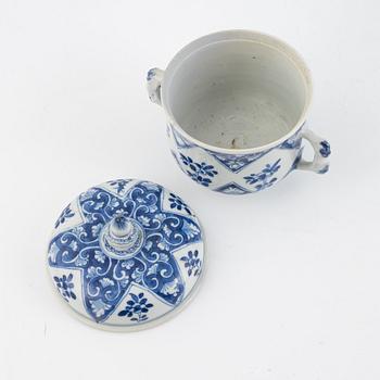 Seven pieces of blue and white porcelain, China, 18th century.