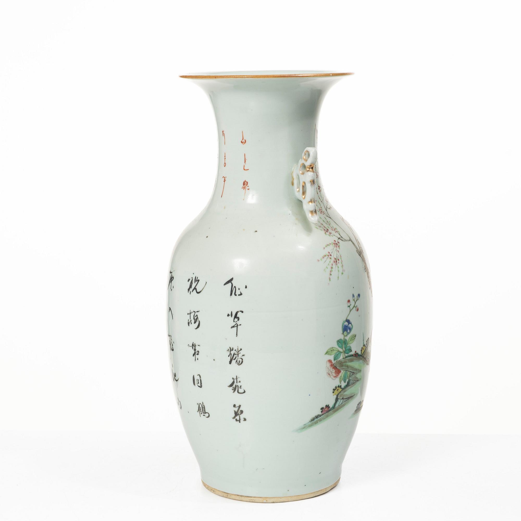 A porcelain vase, China, early 20th century.