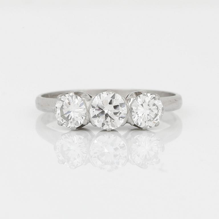 RING, platina samt briljantslipade diamanter tot ca 1,10 ct, CG Hallberg, Stockholm, 1950. Vikt ca 3,10 g.