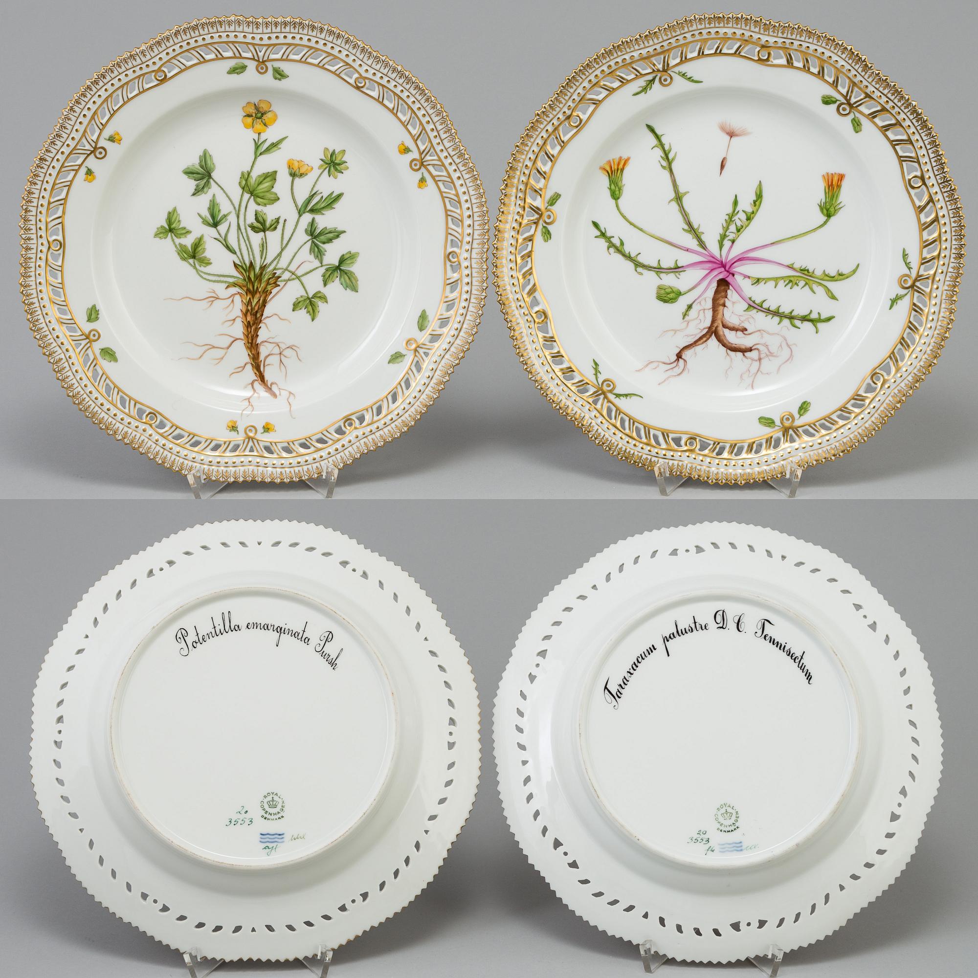 A set of 4+1 porcelaine "Flora Danica" dinner plates model #3553 and #3549 Royal Copenhagen.