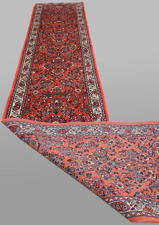 A Sarouk runner, approx. 580 x 84 cm.