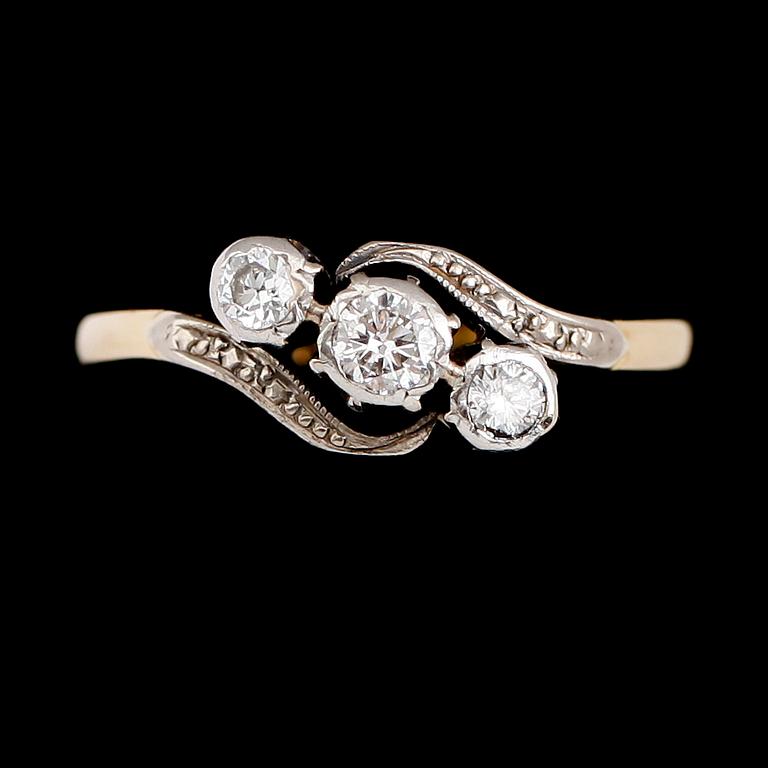 RING, 18 k guld med 3 briljantslipade diamanter, England, 1900-talets första hälft. Vikt ca 3 gram.