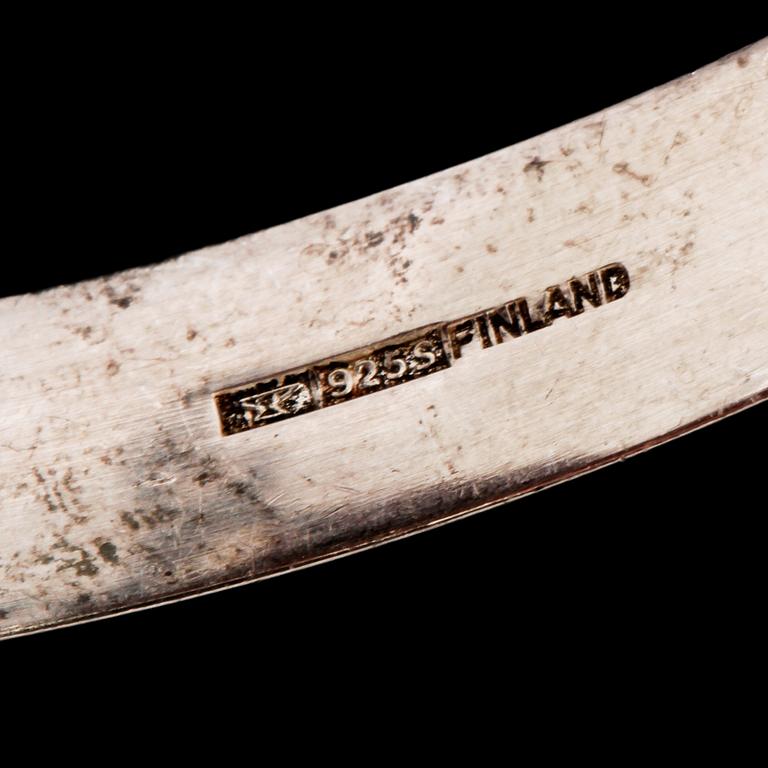 ARMRING, sterlingsilver med 9 fasettslipade bergkristaller, Kupittaan Kulta, Finland. Vikt 32 g.