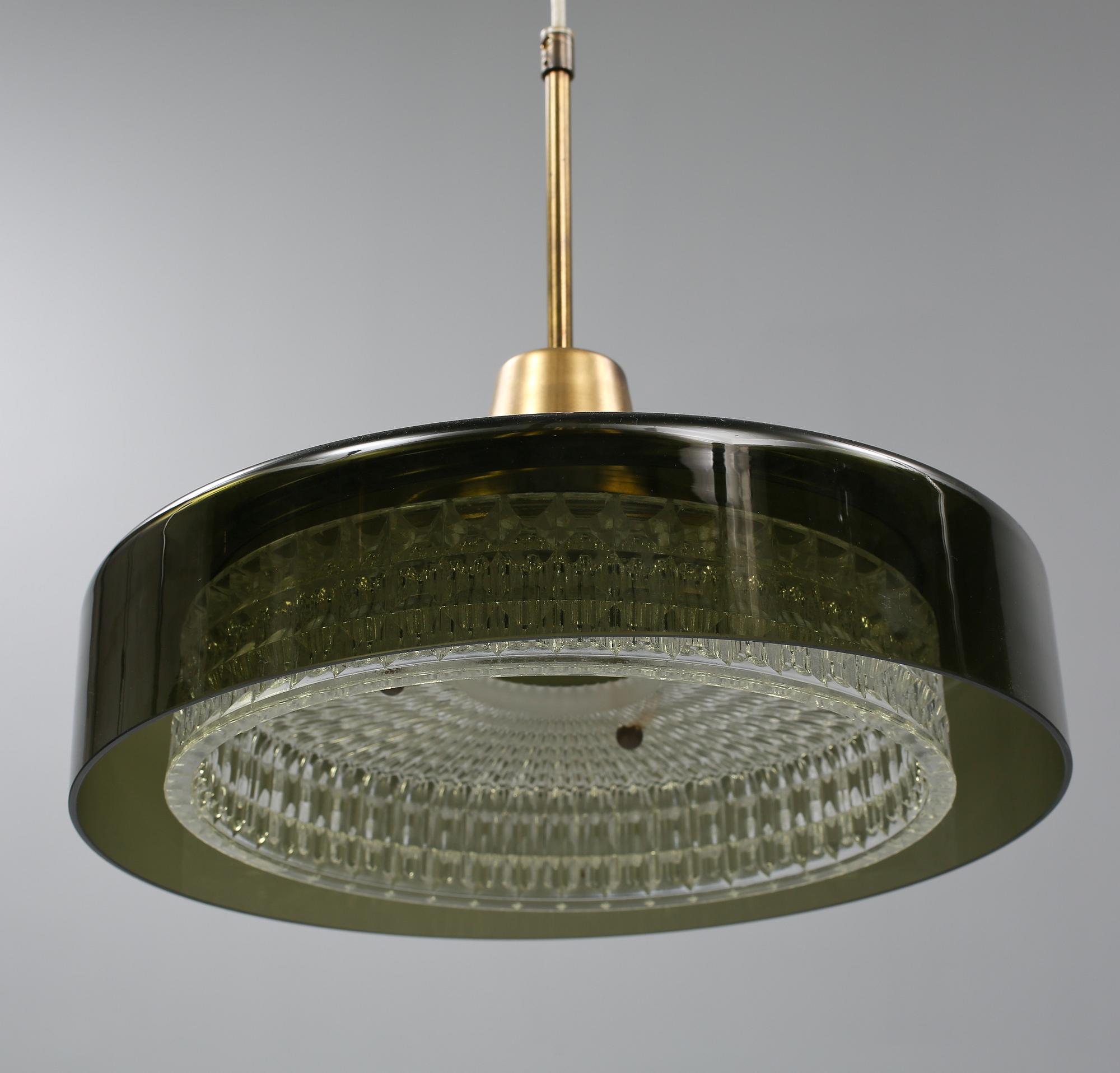 TAKLAMPA, Carl Fagerlund, Orrefors, 1900-talets andra hälft. Höjd 31 cm.