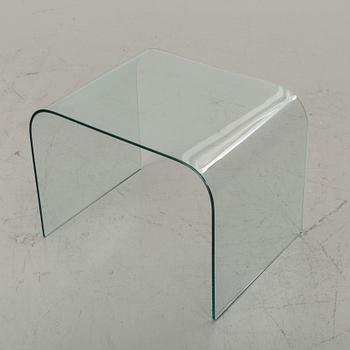 A SMALL GLASS SOFA TABLE.