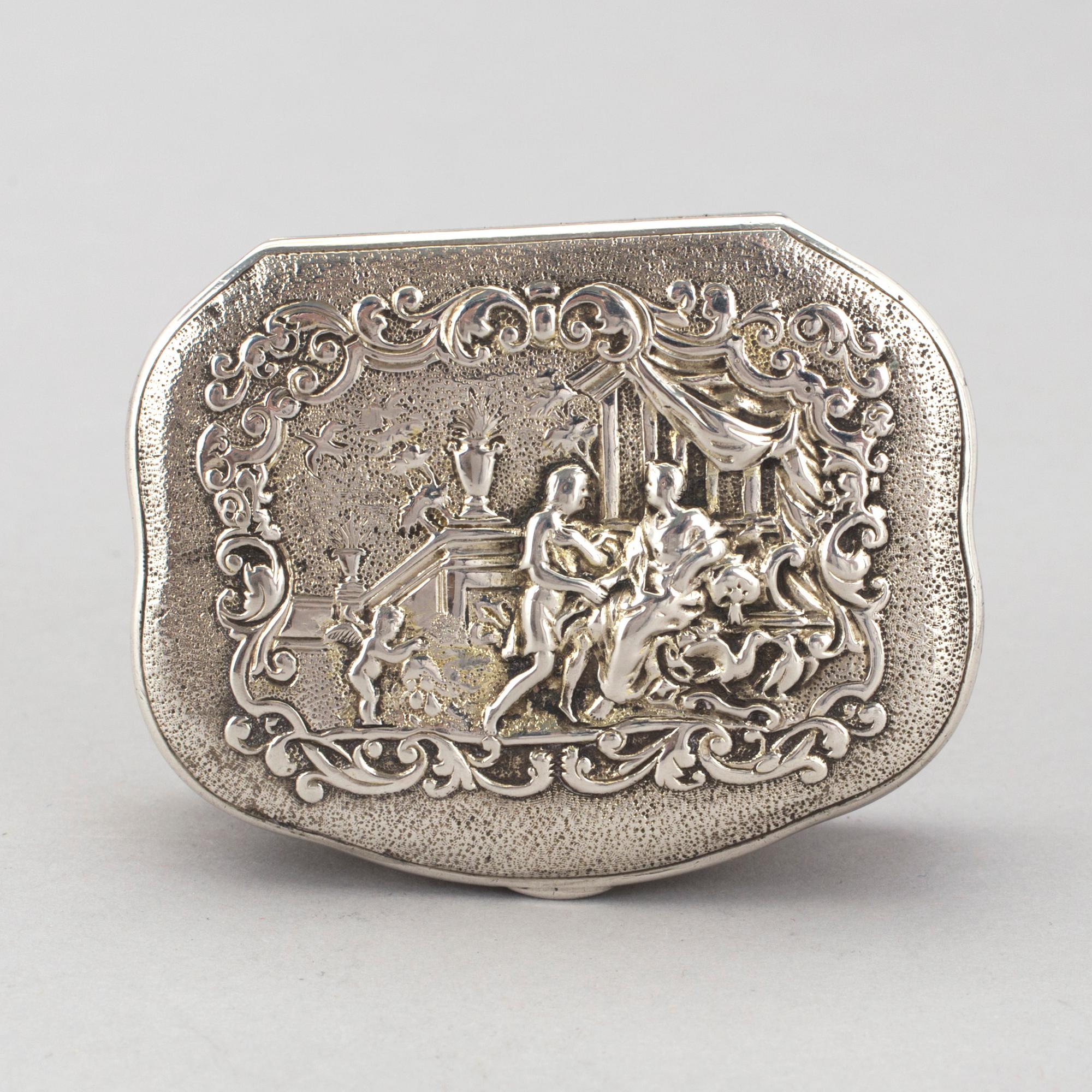 LUKTDOSA, silver, GBL, Stockholm, otydliga åldersstämplar, troligen 1800-talets andra hälft. Vikt ca 94 gram.