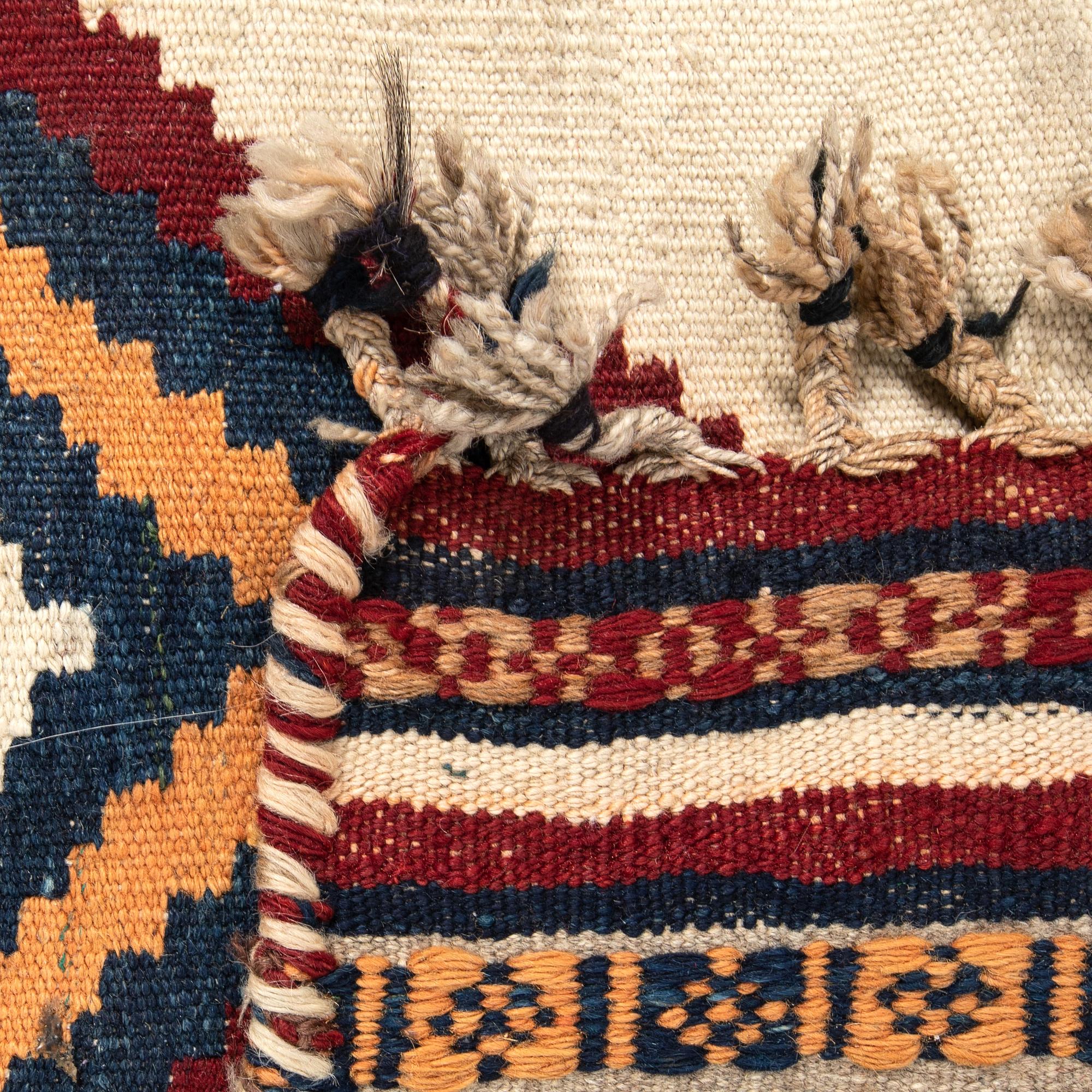 Matta Kashgai sofreh antik ca 128x100 cm.