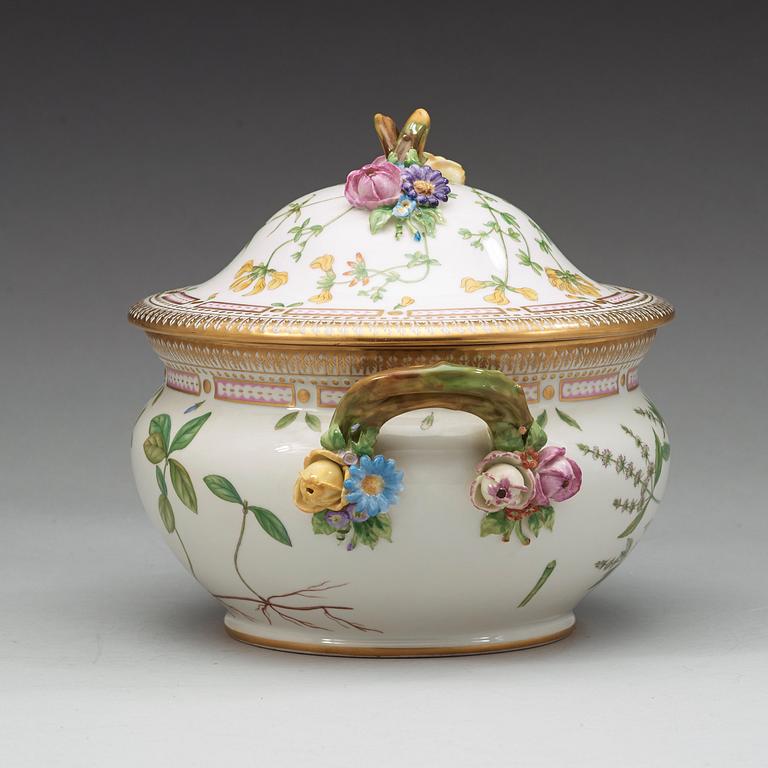 TERRIN m LOCK och FAT, porslin. "Flora Danica", Royal Copenhagen, Danmark, 1900-tal.