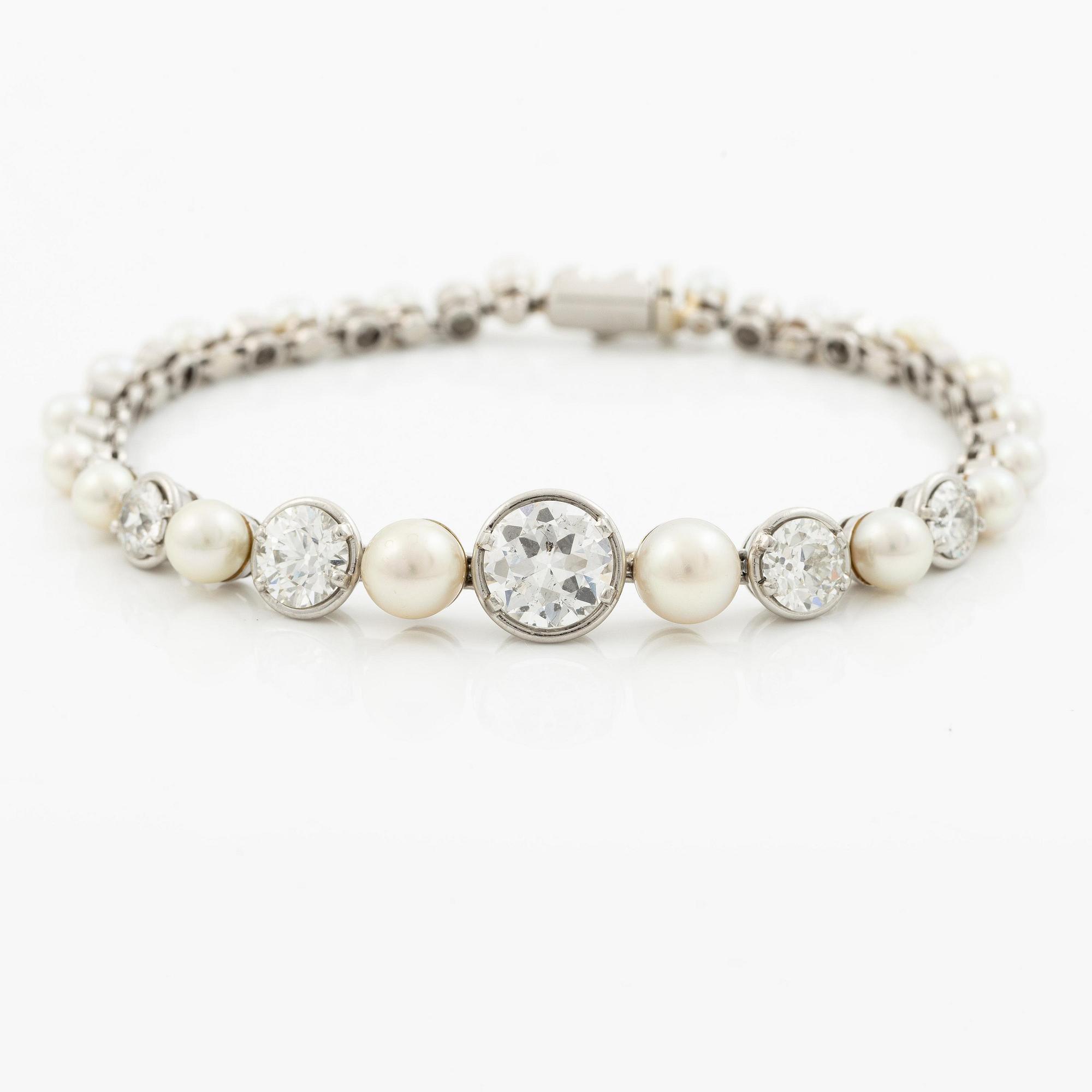 Bracelet/necklace platinum and 18K white gold with pearls and old-cut diamonds. Likely from the 1930s.