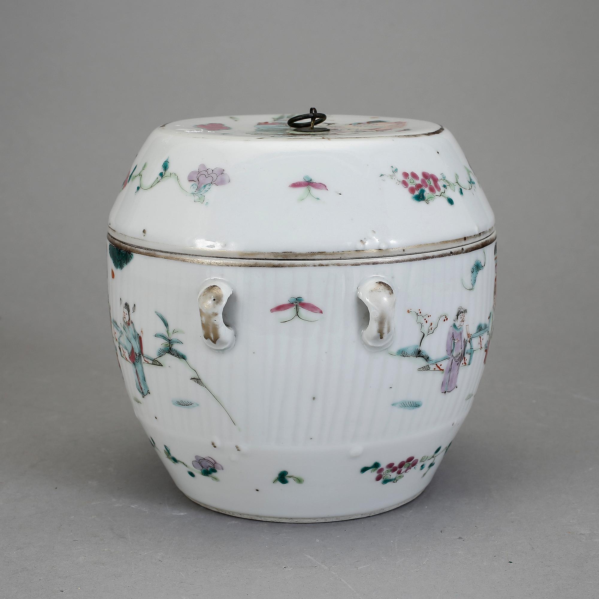 KAROTT MED LOCK, porslin, Kina omkring 1900.