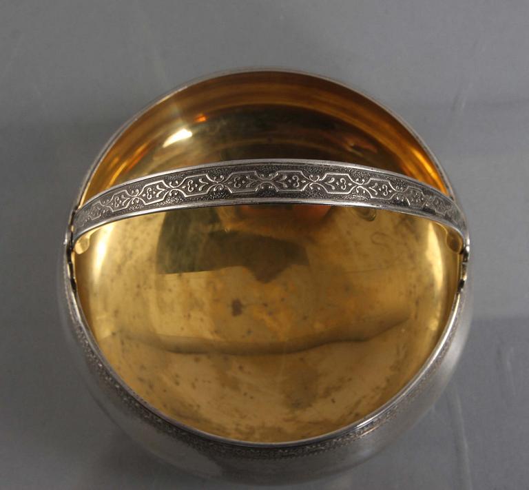 SKÅL MED HÄNKEL, silver. Ryssland.