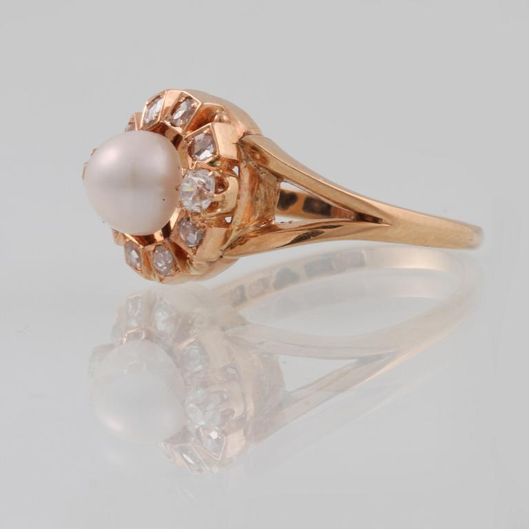RING, 18K guld med 8 rosenslipade och 2 gammalslipade diamanter samt odlad pärla, Göteborg, 1963. Vikt 4,6 gram.