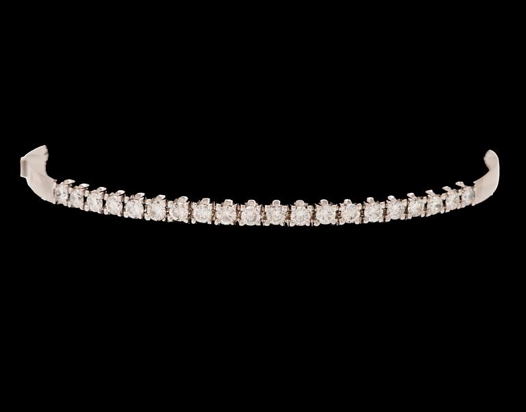 An 18K white gold bracelet set with round brilliant-cut diamonds.