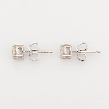 Örhängen med briljantslipade diamanter, med IGI certifikat.