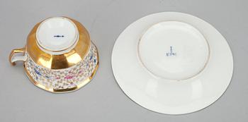 KOPP MED FAT, porslin, Berlin, Tyskland 1830/1840-tal.