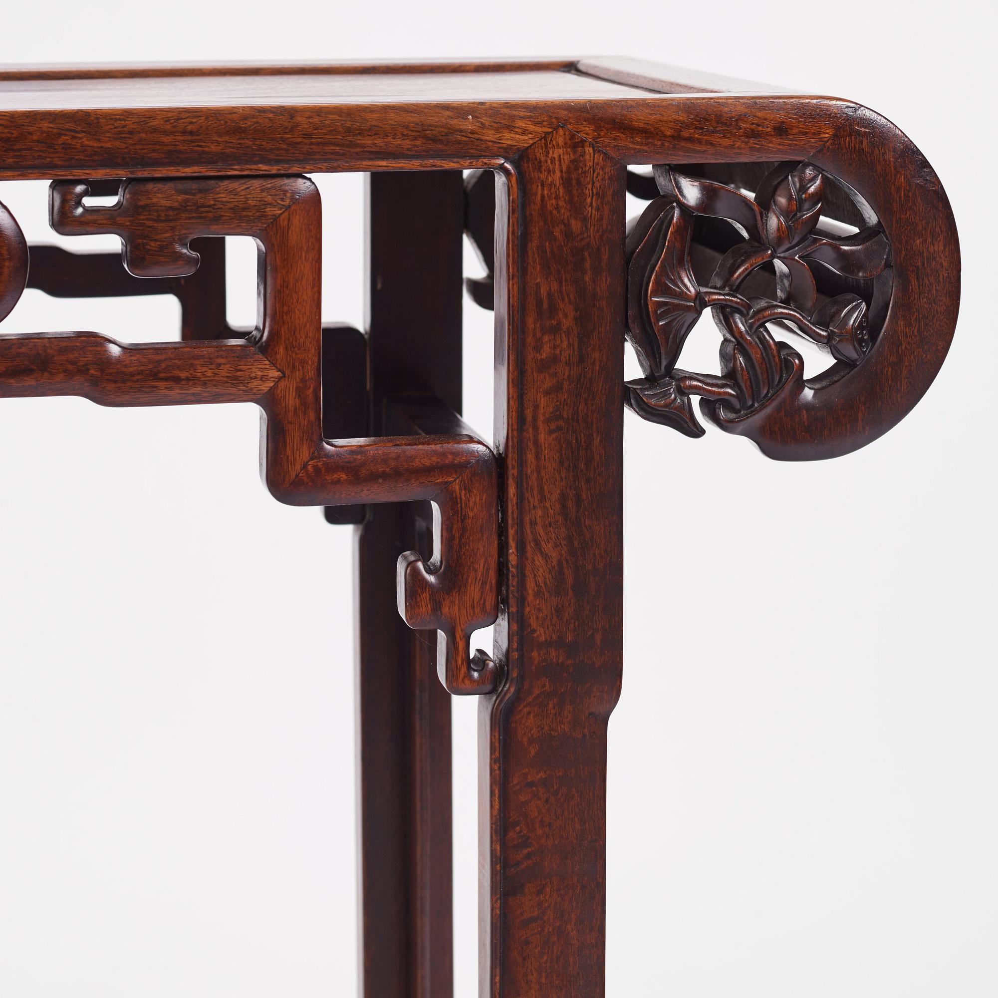 Altarbord, hardwood. Sen Qingdynasti.