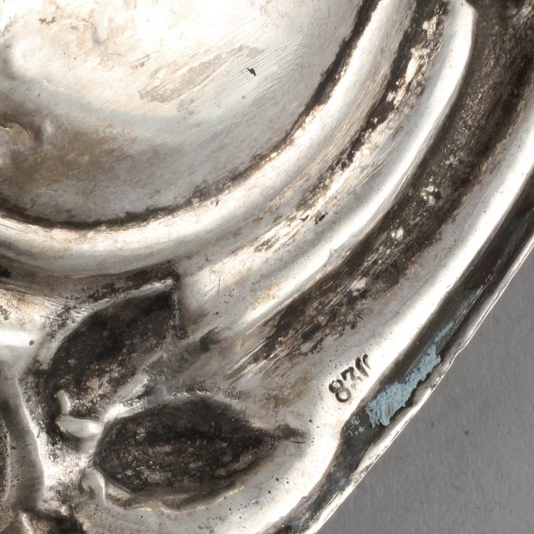 BRICKA, silver, importstämplad, 1900-tal. Vikt 915 g.