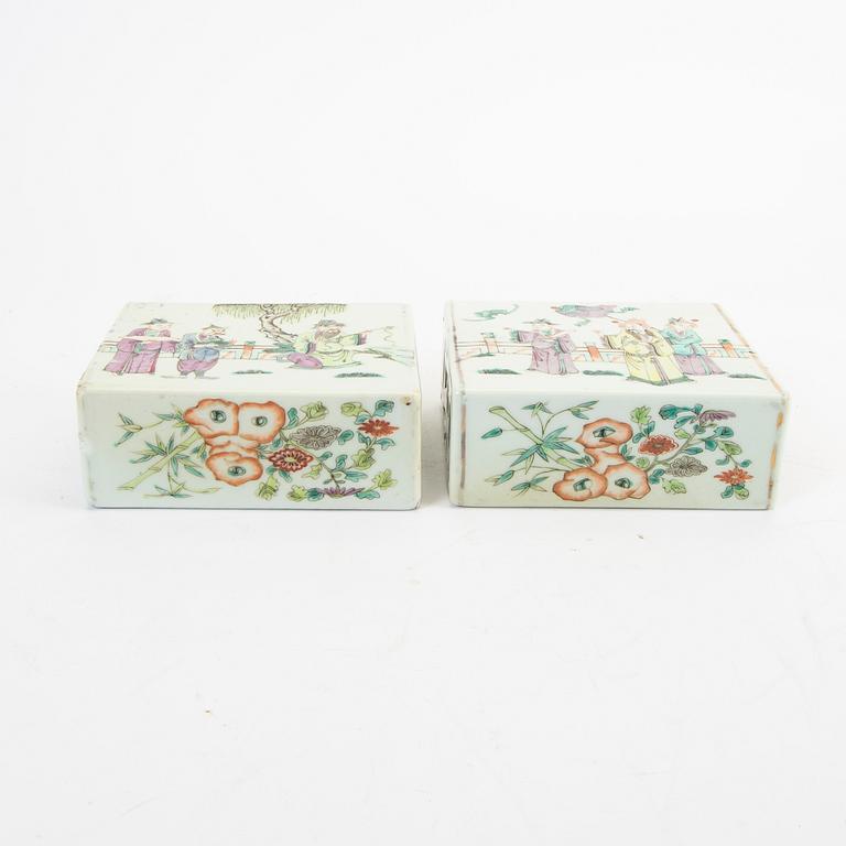 Kuddar, två stycken, porslin. Kina, tidigt 1900-tal.