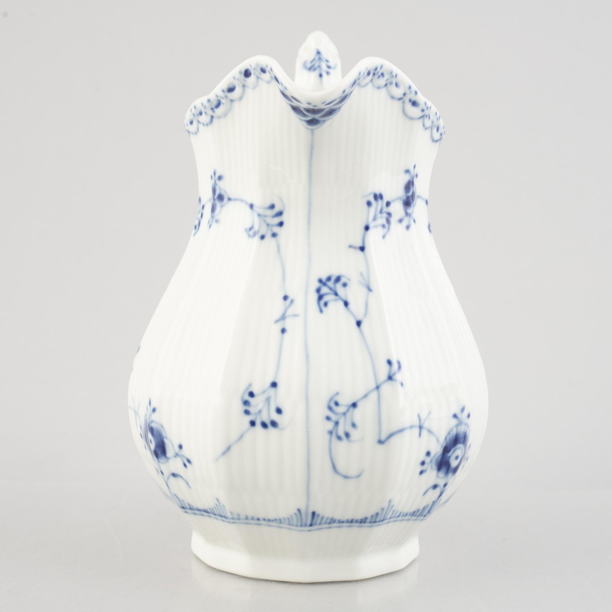 Kanna, porslin, Royal Copenhagen, "Musselmalet halvblond", modell 646, 1965.