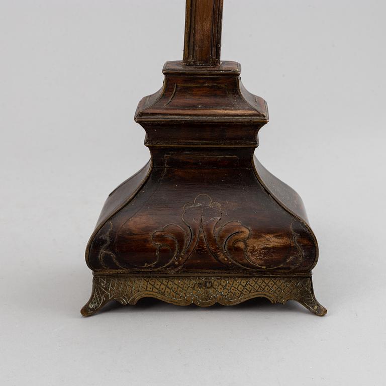 KRUCIFIX, mörkbetsat trä med inläggningar av mässing, 1700-tal.