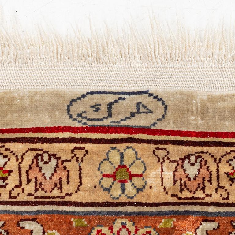 Mattor, 2 st, silke Hereke, ca 87 x 60 resp ca 90 x 60 cm.