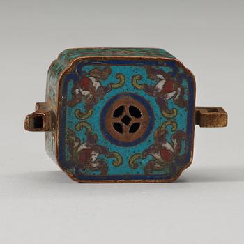 MINIATYRVATTENDROPPARE, cloisonné. Qing dynastin (1644-1912).