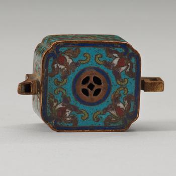 A miniature cloisonné water dropper, Qing dynasty (1644-1912).