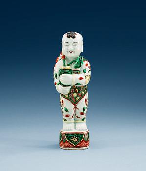 1382. A famille verte figure of a boy, Qing dynasty, Kangxi (1662-1722).